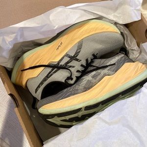 Asics superblast size 6 men’s 7.5 women’s